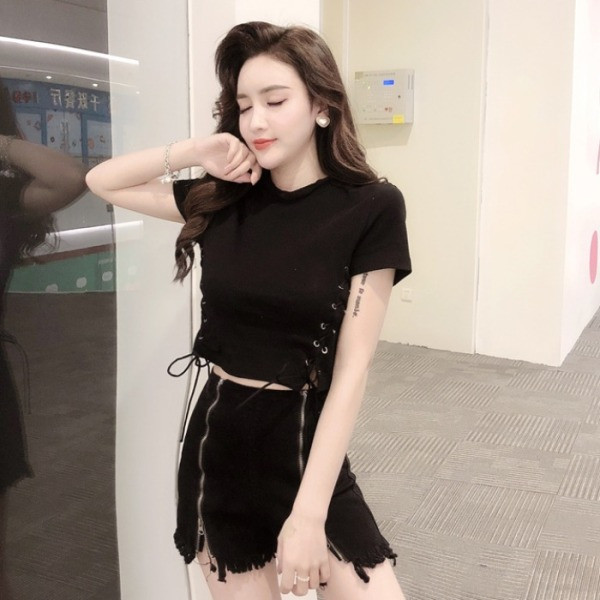 Moderna sieviešu blūze ar īsām piedurknēm un saitēm