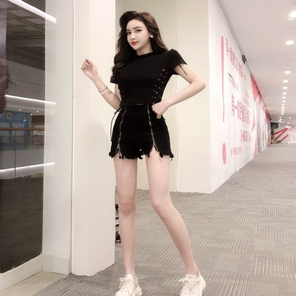 Moderna sieviešu blūze ar īsām piedurknēm un saitēm