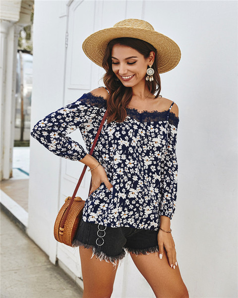 Moderna sieviešu blūze ar ziedu motīviem un atkailinātiem pleciem