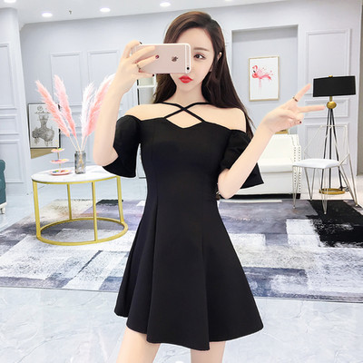 Moderns sieviešu kleitas piegriezuma modelis ar nolaistām piedurknēm