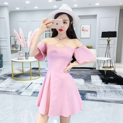 Moderns sieviešu kleitas piegriezuma modelis ar nolaistām piedurknēm