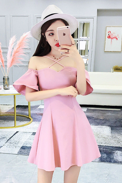 Moderns sieviešu kleitas piegriezuma modelis ar nolaistām piedurknēm