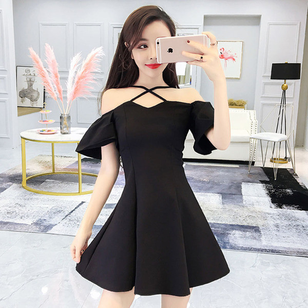 Moderns sieviešu kleitas piegriezuma modelis ar nolaistām piedurknēm