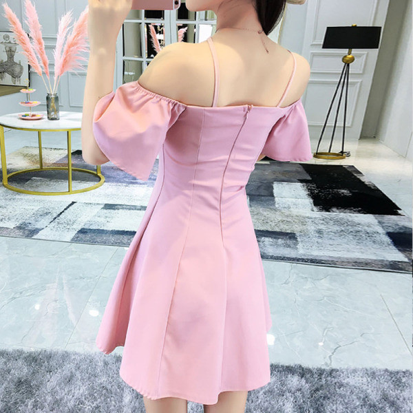 Moderns sieviešu kleitas piegriezuma modelis ar nolaistām piedurknēm