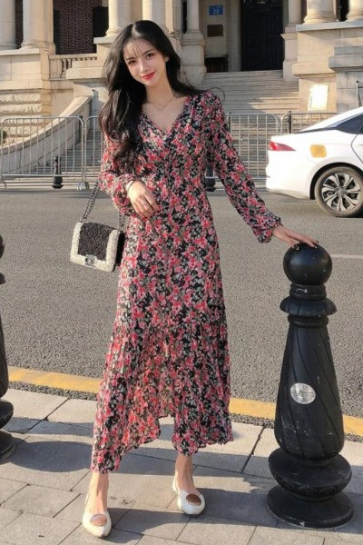 Ilga moteriška asimetrinė suknelė su špico iškirpte ir gėlių raštu