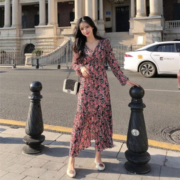 Ilga moteriška asimetrinė suknelė su špico iškirpte ir gėlių raštu