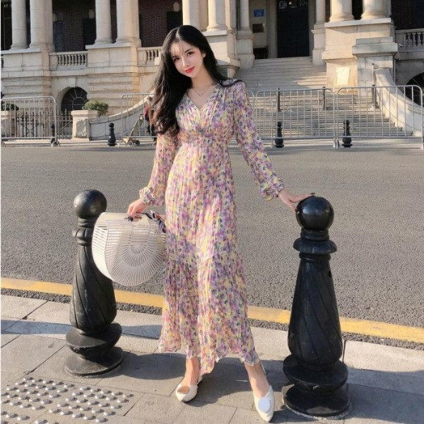 Ilga moteriška asimetrinė suknelė su špico iškirpte ir gėlių raštu