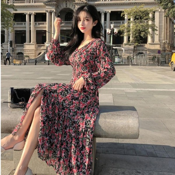 Ilga moteriška asimetrinė suknelė su špico iškirpte ir gėlių raštu