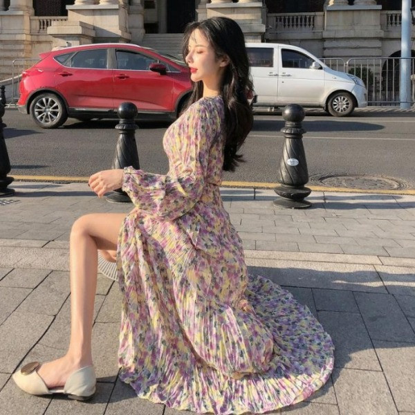 Ilga moteriška asimetrinė suknelė su špico iškirpte ir gėlių raštu