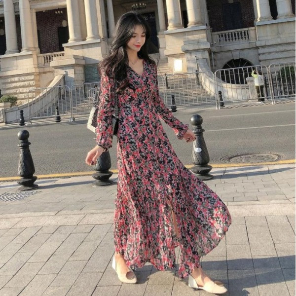 Ilga moteriška asimetrinė suknelė su špico iškirpte ir gėlių raštu