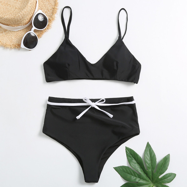 Moderns divdaļīgs peldkostīms ar kaklasaiti apakšā