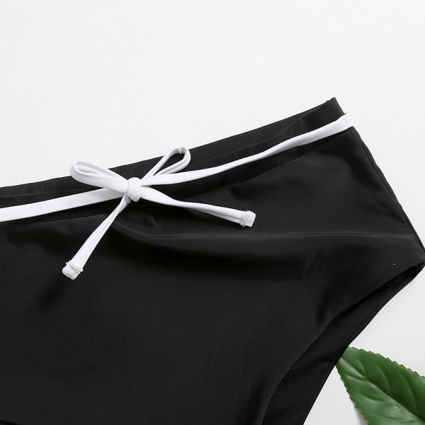 Moderns divdaļīgs peldkostīms ar kaklasaiti apakšā