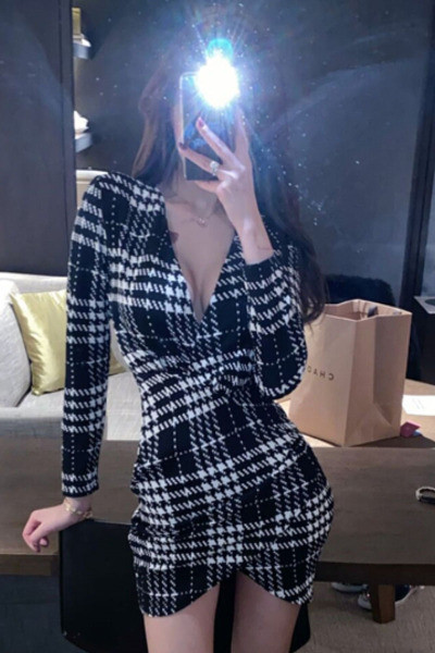 Rūtaina sieviešu kleita ar garām piedurknēm un špica kakla izgriezumu