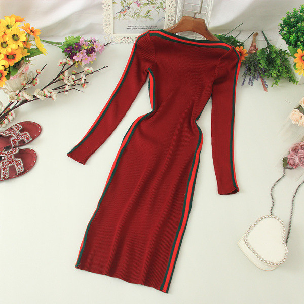 Ikdienas sieviešu kleita ar garām piedurknēm un ovālu kakla izgriezumu