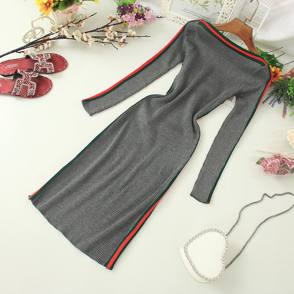 Ikdienas sieviešu kleita ar garām piedurknēm un ovālu kakla izgriezumu