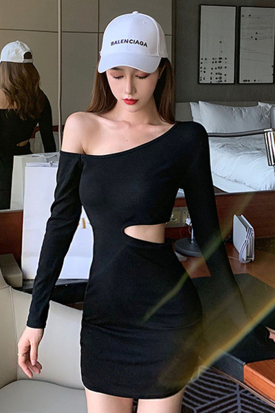 Fekete női ruha csupasz váll és hosszú ujjú