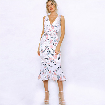 Színes női ruha virágmintával, spitz nyakkivágással és szalaggal