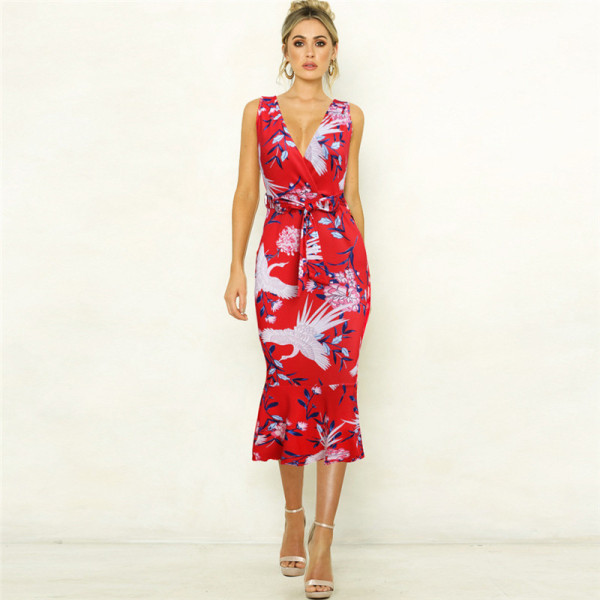 Színes női ruha virágmintával, spitz nyakkivágással és szalaggal