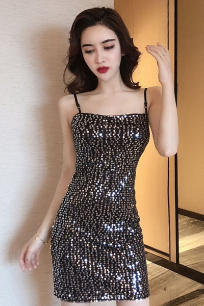 Aktuāla sieviešu spīdīga kleita ar plānām lencītēm