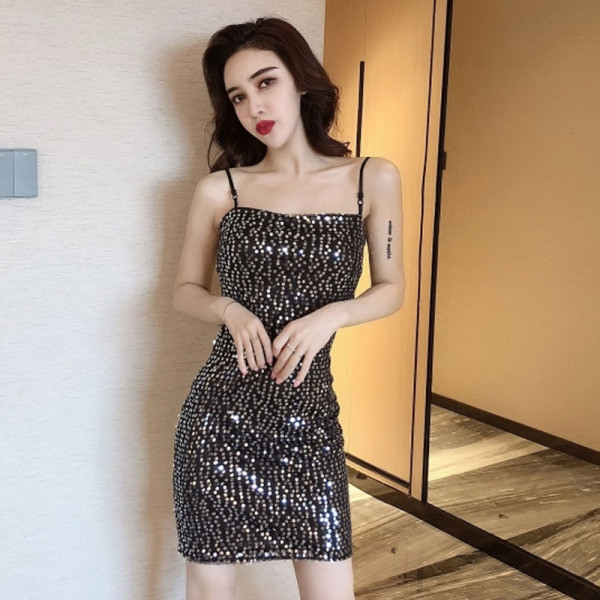 Aktuāla sieviešu spīdīga kleita ar plānām lencītēm