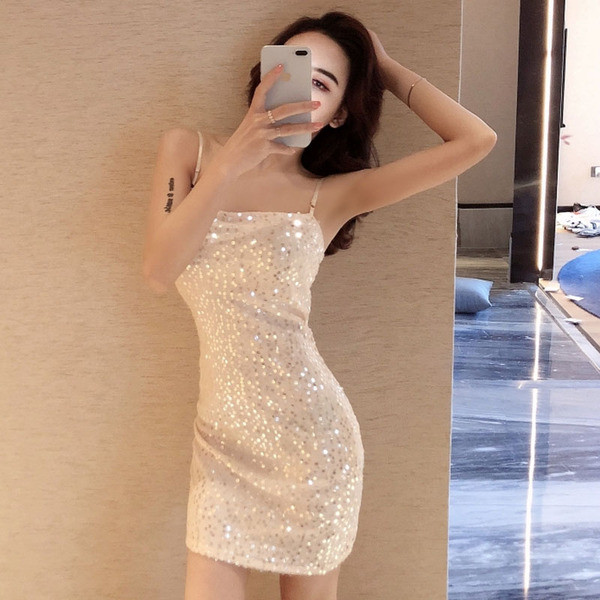 Aktuāla sieviešu spīdīga kleita ar plānām lencītēm