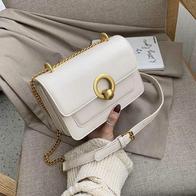 Μοντέρνα γυναικεία τσάντα με μεταλλικό λουράκι