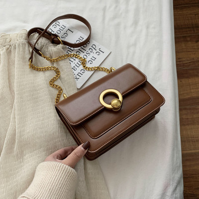 Μοντέρνα γυναικεία τσάντα με μεταλλικό λουράκι