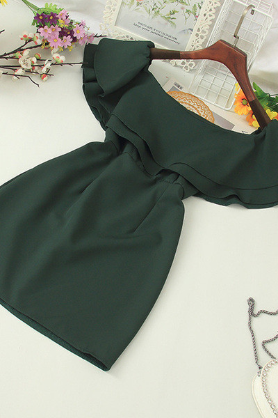 Sieviešu īsa ikdienas kleita ar atkailinātiem pleciem