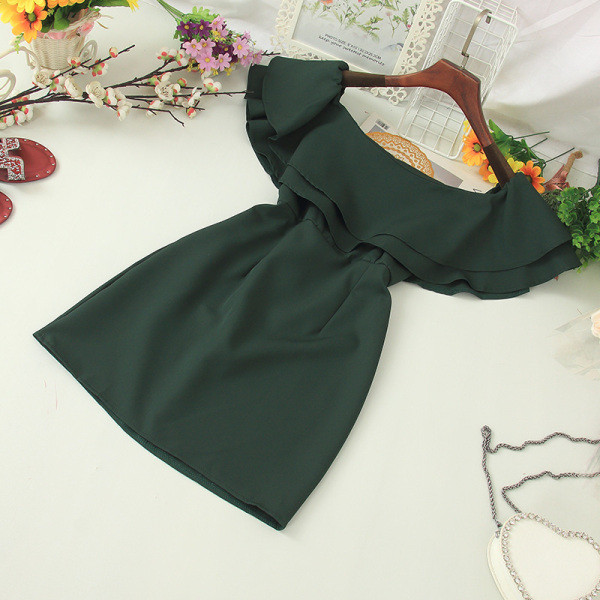 Sieviešu īsa ikdienas kleita ar atkailinātiem pleciem