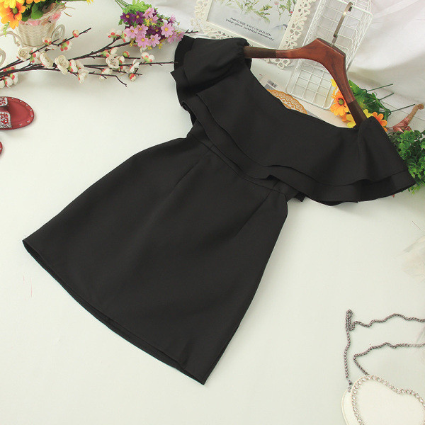 Sieviešu īsa ikdienas kleita ar atkailinātiem pleciem