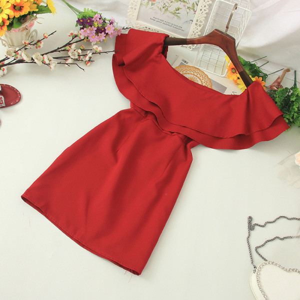 Sieviešu īsa ikdienas kleita ar atkailinātiem pleciem