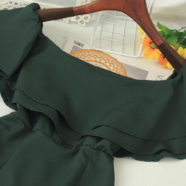 Sieviešu īsa ikdienas kleita ar atkailinātiem pleciem