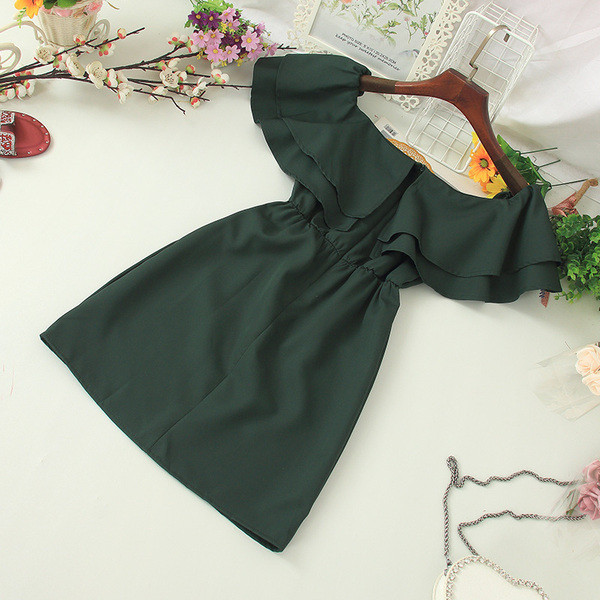 Sieviešu īsa ikdienas kleita ar atkailinātiem pleciem