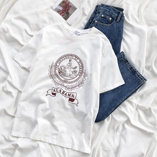 Tricou alb de dama cu decolteu oval si imprimeu