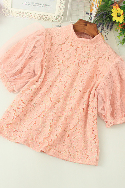 Sieviešu ikdienas mežģīņu blūze ar īsām piedurknēm un ovālu kakla izgriezumu