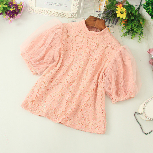 Sieviešu ikdienas mežģīņu blūze ar īsām piedurknēm un ovālu kakla izgriezumu