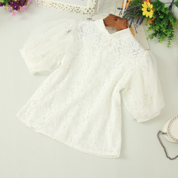 Sieviešu ikdienas mežģīņu blūze ar īsām piedurknēm un ovālu kakla izgriezumu