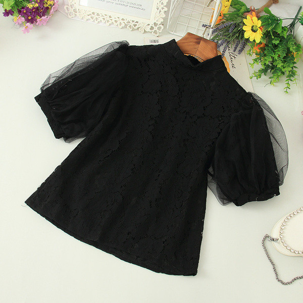 Sieviešu ikdienas mežģīņu blūze ar īsām piedurknēm un ovālu kakla izgriezumu