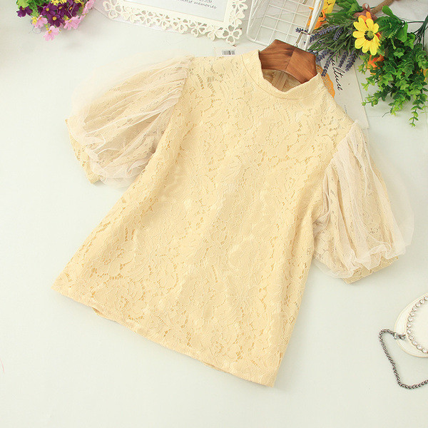 Sieviešu ikdienas mežģīņu blūze ar īsām piedurknēm un ovālu kakla izgriezumu