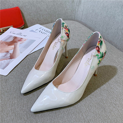 Model nou de pantofi ascutiti cu toc de 9 cm si imprimeu floral