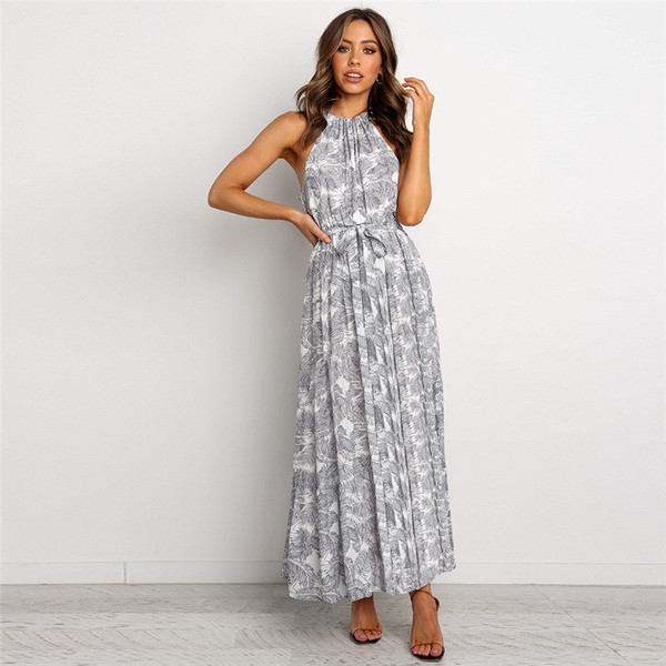 Izgriezts sieviešu kleitas modelis ar ovālu kakla izgriezumu un ziedu motīviem