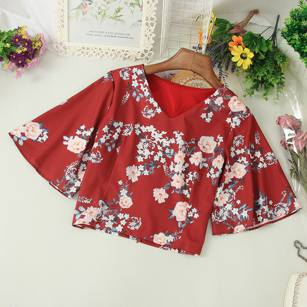 Καθημερινή γυναικεία κοντή μπλούζα με λαιμόκοψη και floral print