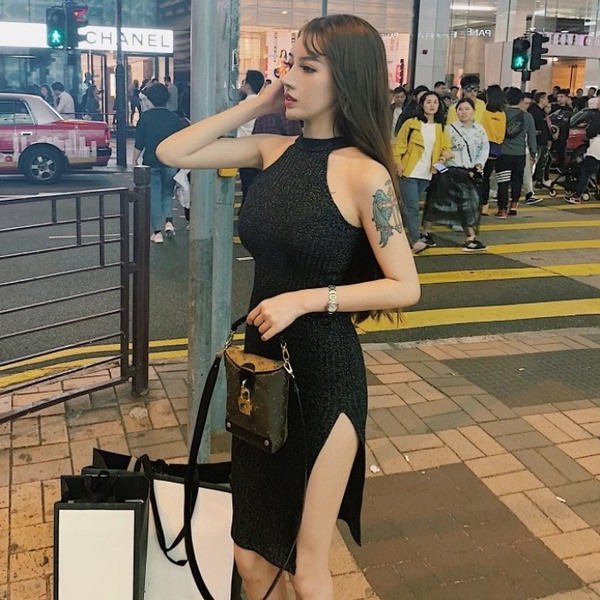 Šiuolaikinė moteriška blizganti suknelė su skeltuku