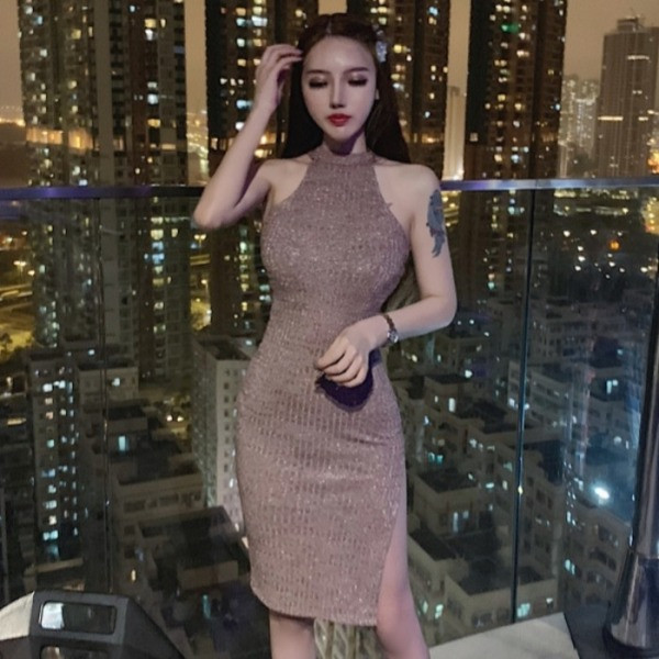 Šiuolaikinė moteriška blizganti suknelė su skeltuku