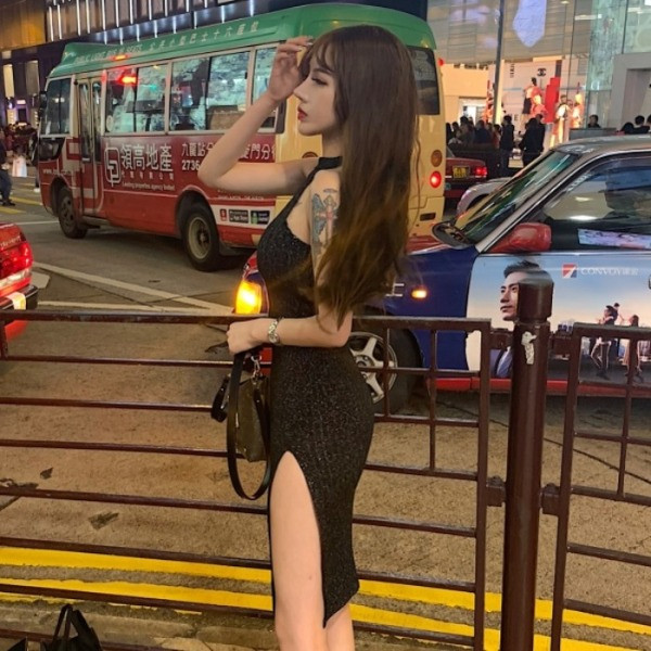 Šiuolaikinė moteriška blizganti suknelė su skeltuku