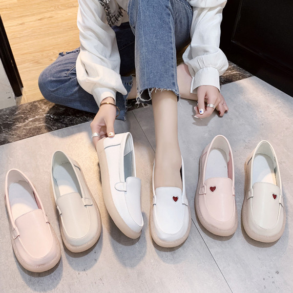 Sieviešu ikdienas apavi ar plakanu zoli no eko ādas divos modeļos