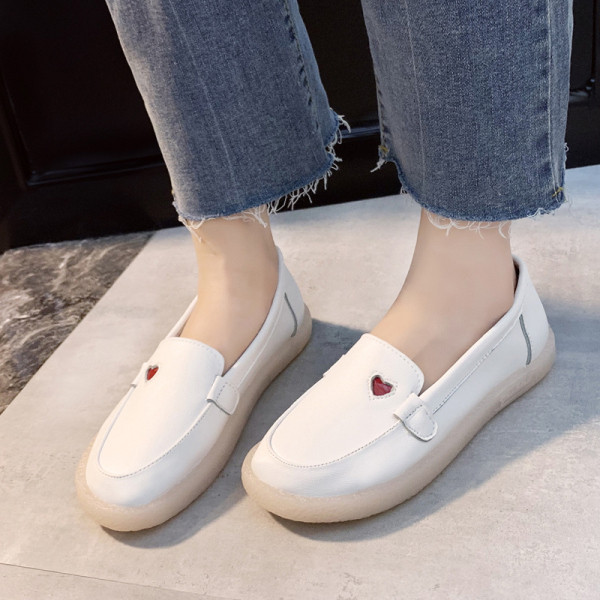 Sieviešu ikdienas apavi ar plakanu zoli no eko ādas divos modeļos