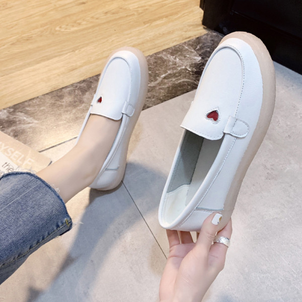 Sieviešu ikdienas apavi ar plakanu zoli no eko ādas divos modeļos