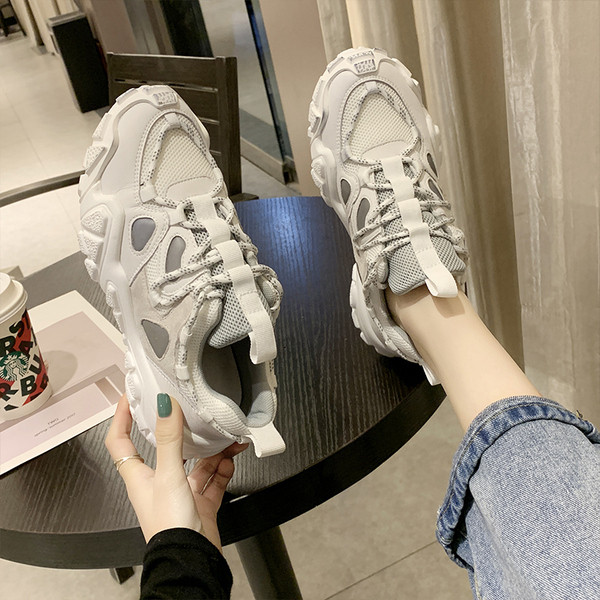 Jauns sieviešu pavasara kedu modelis ar raupju zoli