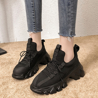 Γυναικεία αθλητικά παπούτσια με σκληρή σόλα σε μαύρο χρώμα